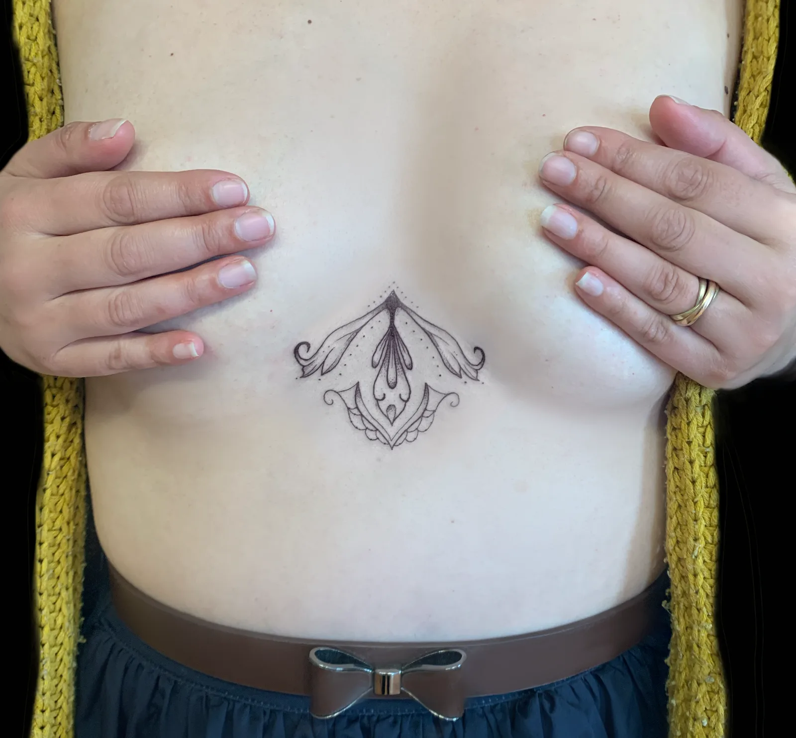 Tatouage ornemental underboobs blackwork — Annahata Tattoo